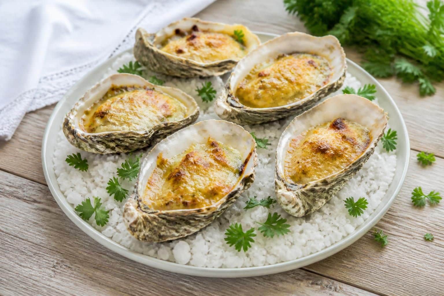 découvrez une recette facile et rapide d'huîtres au four gratinées au parmesan, parfaite pour un apéritif gourmand ou un repas festif.