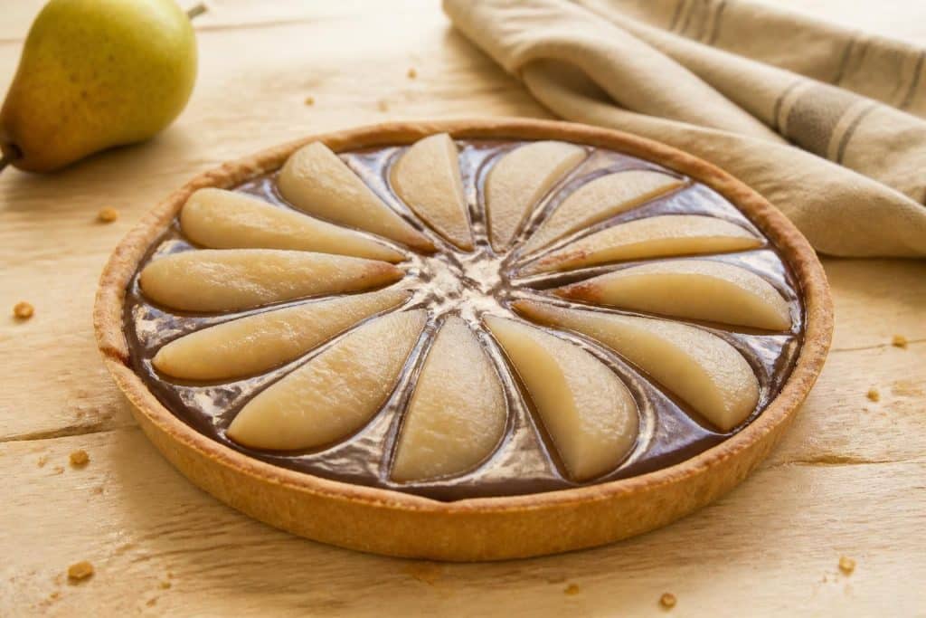 découvrez la recette facile et gourmande de la tarte poire chocolat de cyril lignac, pour un dessert délicieux qui ravira toute la famille.