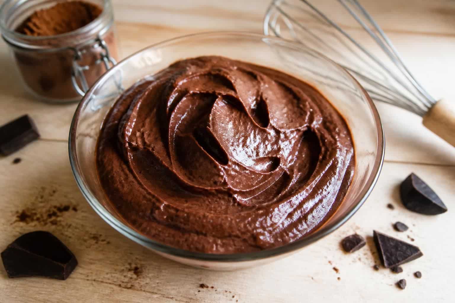 découvrez notre recette facile de crème mousseline au chocolat, onctueuse et gourmande, parfaite pour sublimer vos desserts maison.