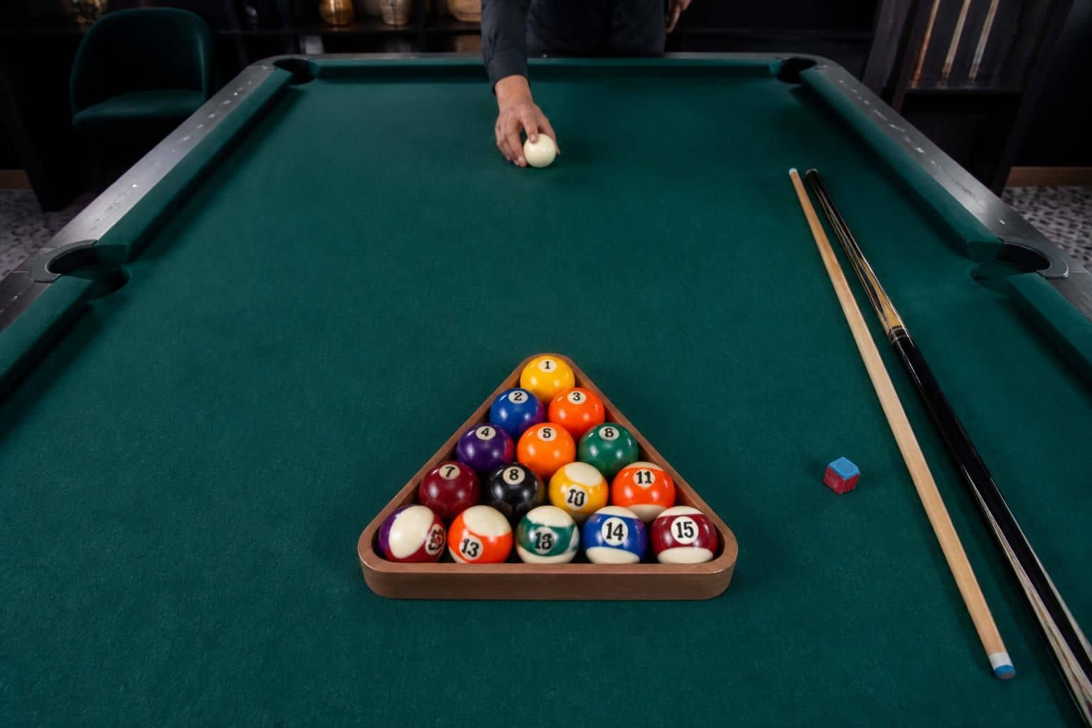 découvrez les règles essentielles et des astuces simples pour bien placer les boules au billard américain, afin d'améliorer votre jeu et impressionner vos adversaires.